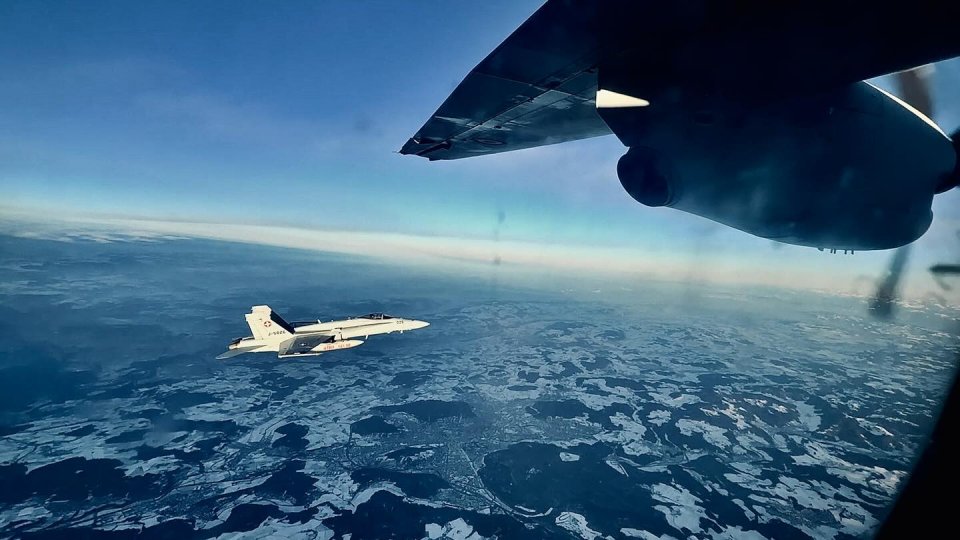 Aeronava Spartan care l-a adus pe președinte din Franța, escortată de avioane elvețiene F-18