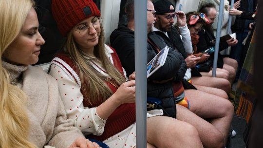 Evenimentul care surprinde călătorii în fiecare iarnă. Când este ziua mersului la metrou în chiloți