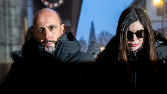 Ancheta se intensifică în cazul incendiului mortal din Elveția. Coproprietarul localului, arestat