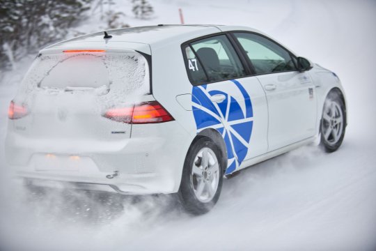 Cuplul instantaneu al unei mașini electrice chiar distruge anvelopele?