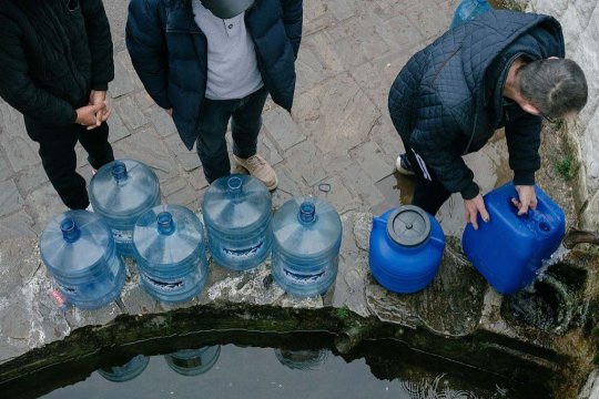 Stare de alertă în Argeș: apa contaminată cu bacterii, populația la limita răbdării