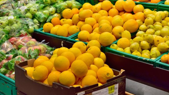 Fructe cu pesticide din Egipt, vândute în hipermarketuri ca fiind din Grecia. Procurorii au descins la persoanele care au falsificat etichetele