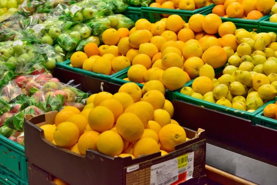 Fructe cu pesticide din Egipt, vândute în hipermarketuri ca fiind din Grecia. Procurorii au descins la persoanele care au falsificat etichetele