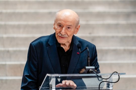 Percheziții la persoane care l-au amenințat pe actorul Victor Rebengiuc că îi dau cu toporul în cap