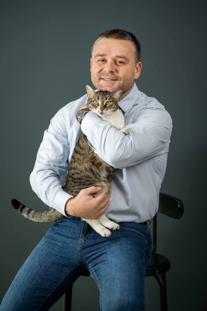 Primarul Ciprian Ciucu și pisicuța Jessy, ”mascota” Primăriei Sectorului 6