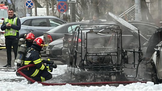 O mașină electrică a ars ca o torță în Sectorul 6 al Capitalei și flăcările s-au extins la alte trei autovehicule. O persoană a murit și o alta este rănită
