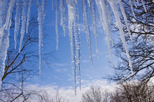 România trece de la temperaturi de primăvară la frig de iarnă. Un val de aer rece aduce ninsori și lapoviță