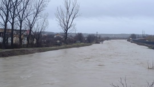 Avertizare cod galben de inundații pe râuri din șapte județe