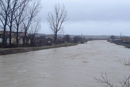 Avertizare cod galben de inundații pe râuri din șapte județe