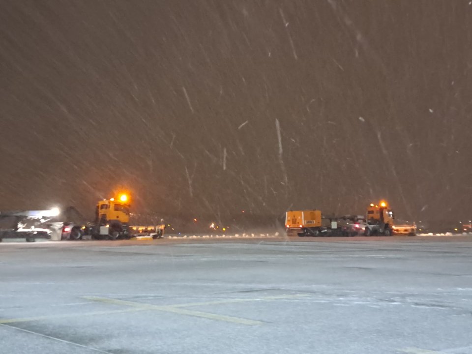 Aeroportul Otopeni este afectat de ninsoare