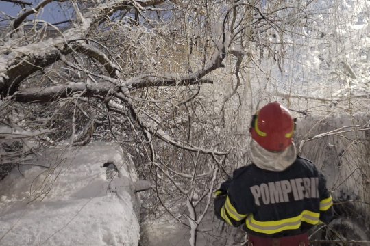 Bucureștiul și 67 de localități din 21 de județe sunt afectate de ninsori și viscol. Autostrăzi și drumuri închise sau cu restricții, curse aeriene anulate, trenuri întârziate
