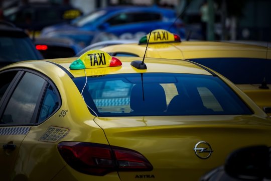 Taximetrist găsit mort în mașină, pe o stradă din București