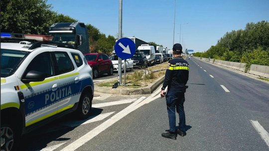 Polițist care făcea controale la Aeroportul Otopeni, prins în flagrant când lua mită. Cât era șpaga cerută pe lună de la o firmă care transportă pasageri