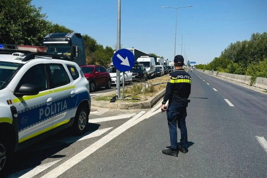 Polițist care făcea controale la Aeroportul Otopeni, prins în flagrant când lua mită. Cât era șpaga cerută pe lună de la o firmă care transportă pasageri