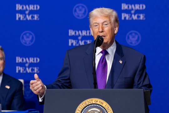 Moment de confuzie la summitul din SUA. Cum a fost prezentat Nicușor Dan de Donald Trump la Consiliul pentru Pace