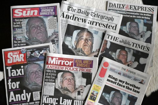 De la fast regal la tăcere în spatele geamurilor fumurii. Imaginea fostului prinț, Andrew Mountbatten-Windsor, după audieri face înconjurul lumii