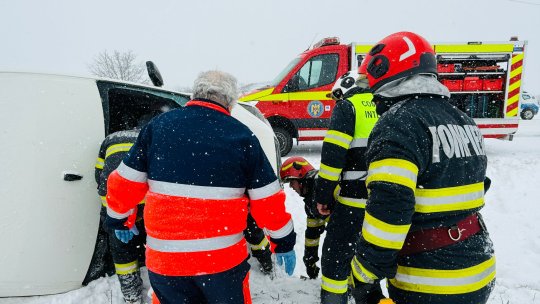 IGSU: Aproape 2.000 de pompieri mobilizați din cauza vremii severe. Zeci de mașini blocate