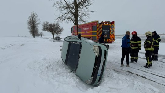 UPDATE | 46 de autovehicule încă blocate, un bebeluș dus la spital. Aproape 2.000 de pompieri mobilizați din cauza vremii severe