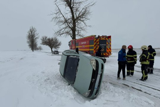 UPDATE | 46 de autovehicule încă blocate, un bebeluș dus la spital. Aproape 2.000 de pompieri mobilizați din cauza vremii severe