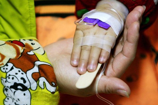 Fetița de 6 ani aflată în moarte cerebrală după operația de apendicită a murit. Familia acuză posibile erori medicale