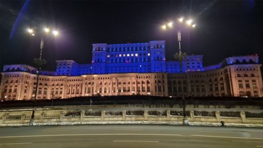 Ucraina, patru ani de război. Parlamentul va fi iluminat marți în culorile drapelului ucrainean