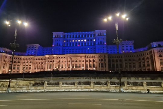 Ucraina, patru ani de război. Parlamentul va fi iluminat marți în culorile drapelului ucrainean