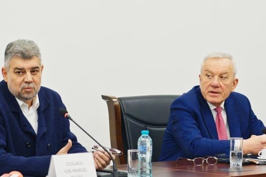 Constantin Toma îl apără pe Bolojan și îl atacă pe Ciolacu: ”Jucăm alba-neagra de vreo șase luni. L-aș întreba pe Ciolacu: ai făcut sau n-ai făcut 9,3% deficit? S-a aruncat cu bani și la câini”