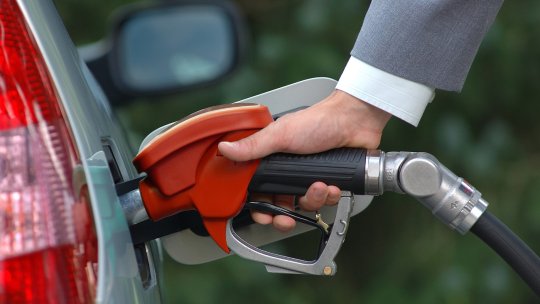 AEI: ”Prețul motorinei a sărit de pragul de 8,2 lei și nu se oprește aici”. Cât a crescut prețul la pompă în ultimii șase ani și cât ajunge la stat