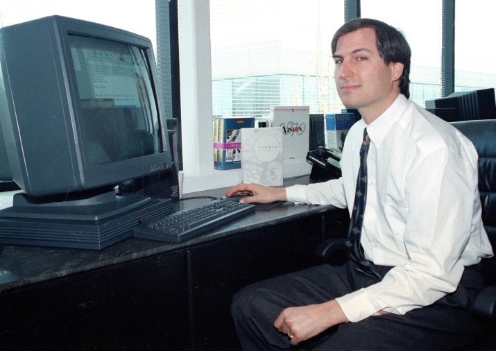 Steve Jobs, alături de un calculator produs de NeXT