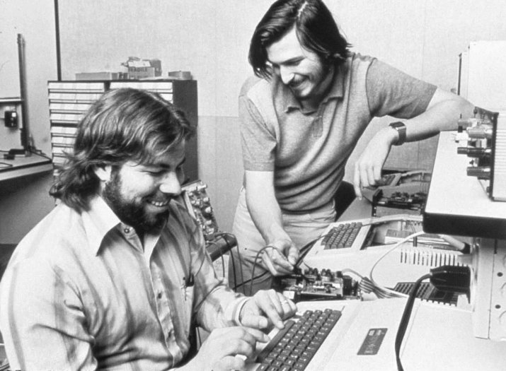 Steve Wozniak (stânga) și Steve Jobs (dreapta), în garajul în care a fost fondat Apple