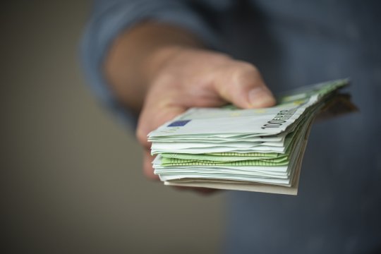 Cum au ajuns firme fantomă conduse de analfabeți să înșele bănci și firme de leasing cu milioane de lei. Caracatița societăților care au luat bani și prin Star-up Nation