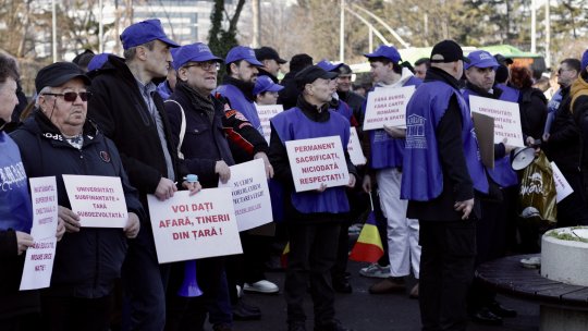 Sindicatele din Educație protestează la Cotroceni: ”Școală săracă – Țară needucată”