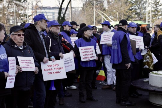 Sindicatele din Educație protestează la Cotroceni: ”Școală săracă – Țară needucată”