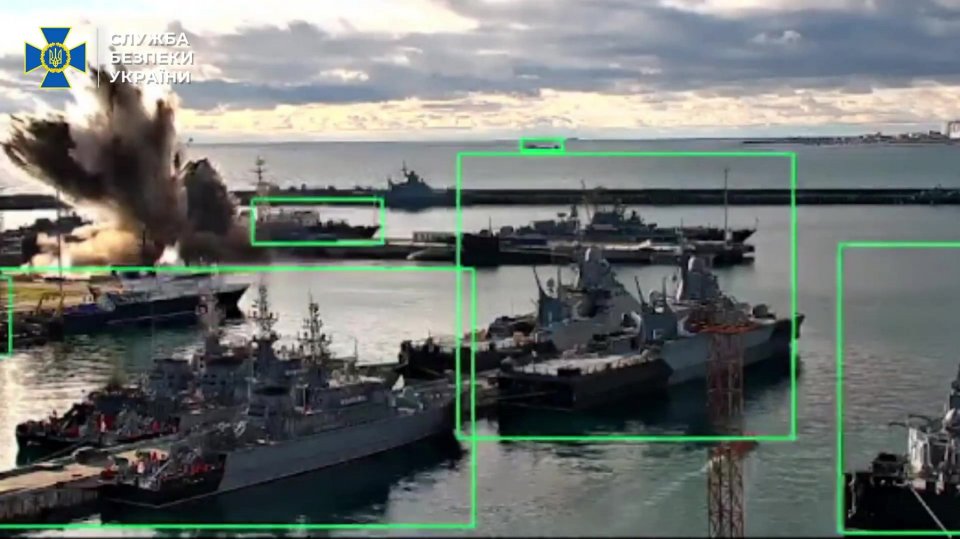 Ucraina declară că a lovit și a scos din funcțiune un submarin rusesc în valoare de 400 de milioane de dolari cu drone subacvatice. Imaginile arată că nava Varshavyanka acostată la Novorossiisk, un port de la Marea Neagră din sudul Rusiei, și are loc o explozie puternică atunci când nava este lovită, a anunțat Ministerul Apărării din Ucraina pe 16 decembrie 2025.