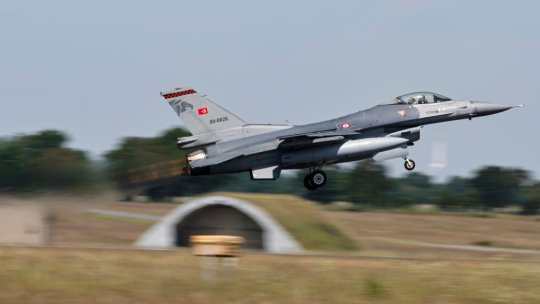 Avion de vânătoare F-16 al Forțelor Aeriene Turce s-a prăbușit lângă o autostradă. Pilotul a murit