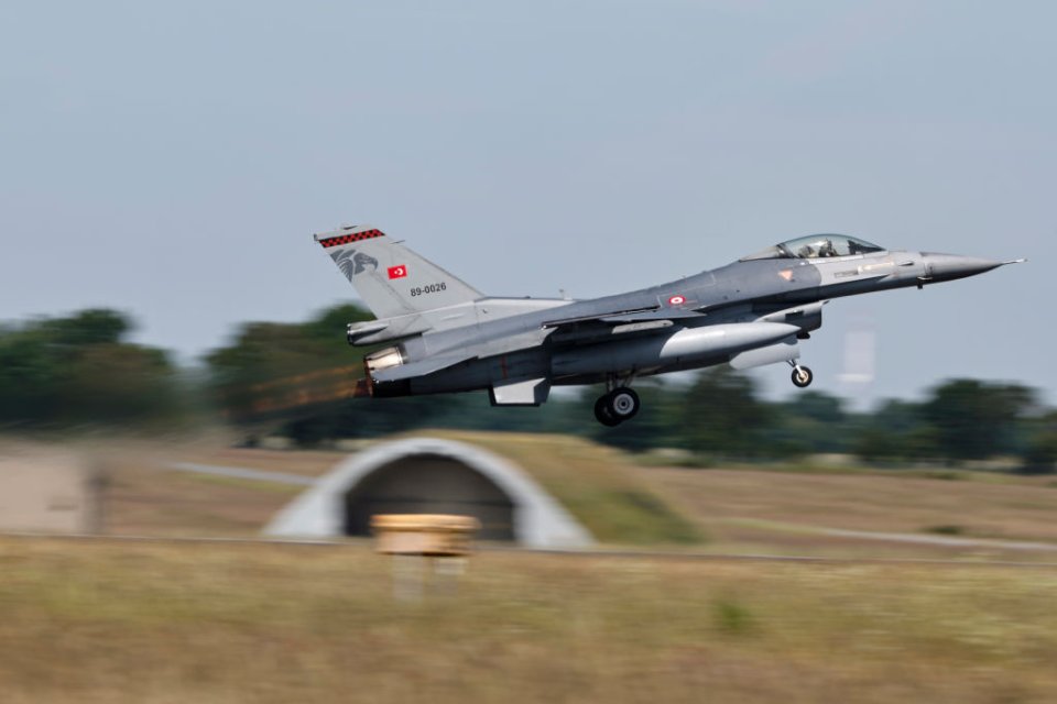 imagine sugestivă. Un avion de vânătoare F-16 al Forțelor Aeriene Turce, fotografiat în timpul decolării