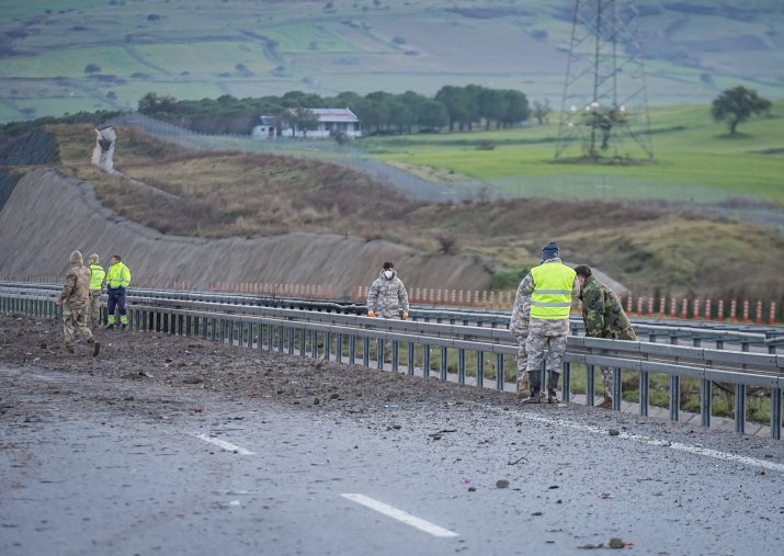 Resturi ale aparatului de zbor, precum și reziduuri produse în urma impactului, au fost aruncate pe autostradă