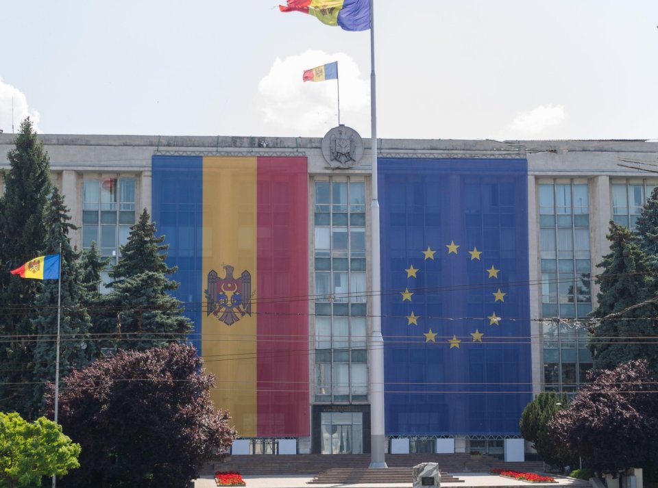 Steagurile Moldovei și UE, pe clădirea Guvernului de la Chișinău