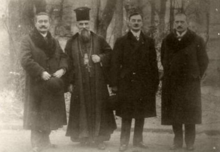 Alexandru Vaida-Voevod, primul din stanga, alături de Iuliu Maniu, al treilea din stanga