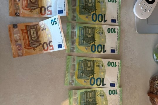 Un actor și alți 10 membri ai grupării care obliga tinere să se prostitueze într-un club de striptease din București au fost reținuți