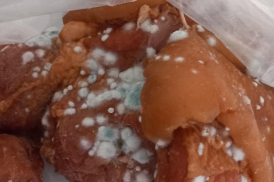 Alimente expirate și carne mucegăită, găsite în magazine și restaurante. ANPC a dat mii de amenzi și avertismente