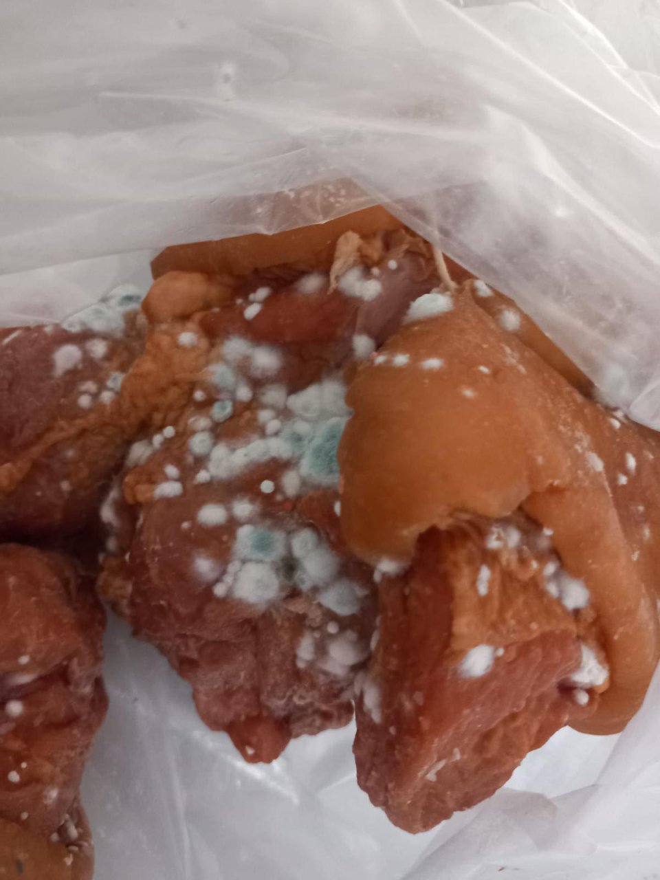 Carne cu mucegai găsită la controale