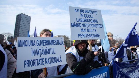 Profesorii protestează în Piața Victoriei. Nemulțumiri față de măsurile bugetare ale Guvernului