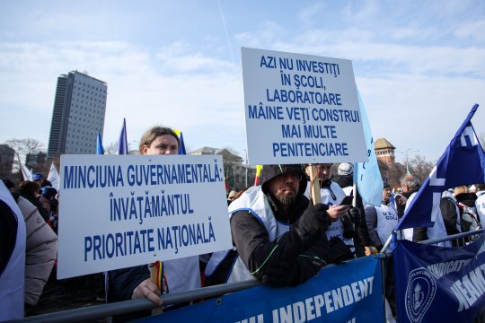 Profesorii protestează în Piața Victoriei. Nemulțumiri față de măsurile bugetare ale Guvernului