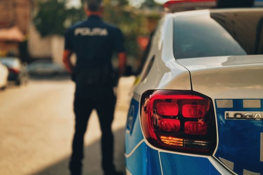 Bărbatul care și-a sechestrat fosta iubită și copilul de un an într-un apartament din București a încercat să se sinucidă în arest