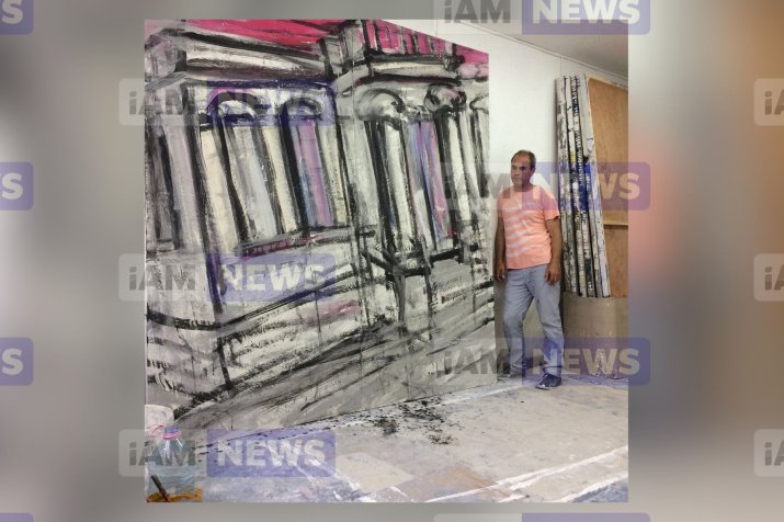 Ion Nicola alături de o lucrare a sa