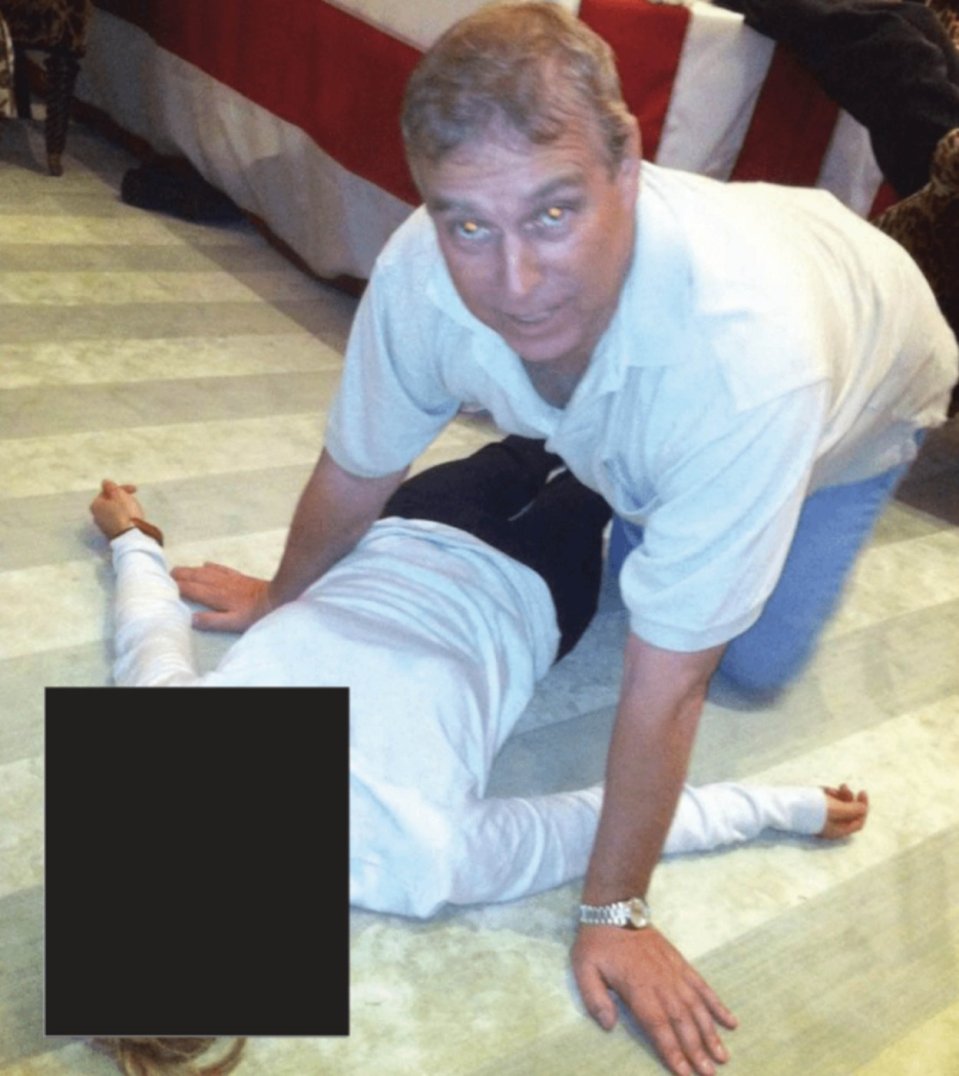 Dosarele Epstein recent publicate prezintă fotografii cu Andrew Mountbatten-Windsor ghemuit peste o femeie pe podea.