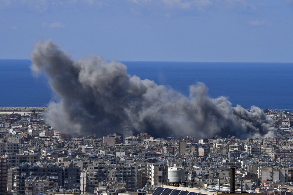 Fum se ridică deasupra zonei Dahieh din Beirut, Liban, după ce forțele israeliene au efectuat atacuri aeriene care vizau districtul pe 9 martie 2026.