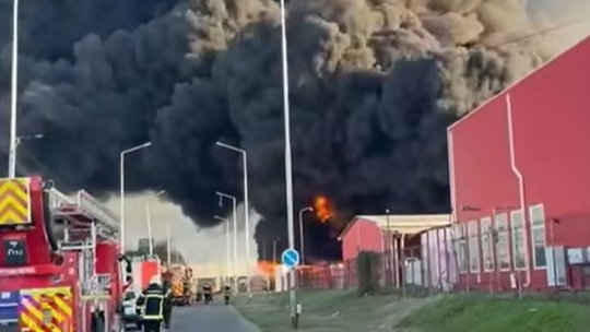 UPDATE | Incendiu puternic la o fabrică de polistiren din Arad. RO-Alert emis din cauza fumului dens