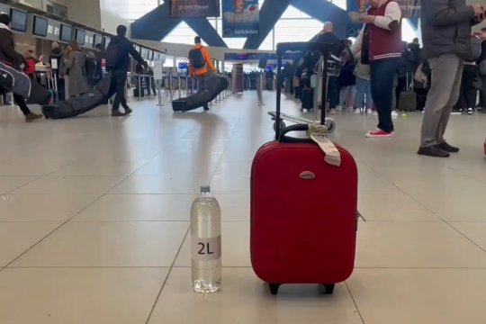 Noile reguli de pe aeroporturile din București se aplică de miercuri. Ce se schimbă la lichidele și gelurile din bagajul de mână
